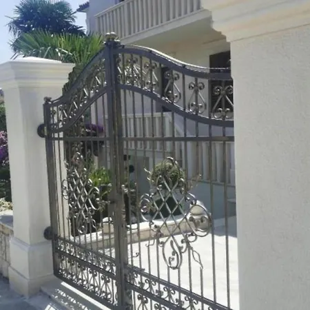 White House - One Bedroom With Balcony 4 Apartmán *