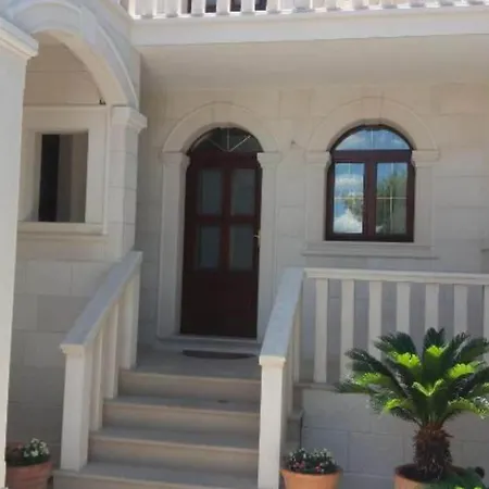 White House - One Bedroom With Balcony 4 *